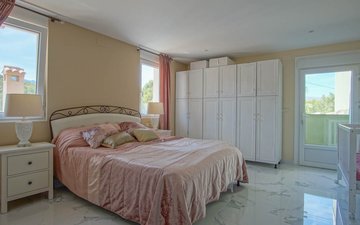 Property slide 32