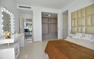 Property slide 32