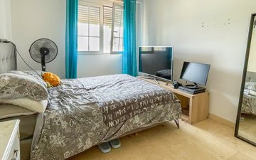 Property slide 32