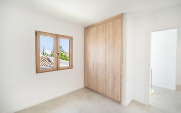 Property slide 32