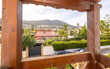 Property slide 32