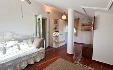 Property slide 32