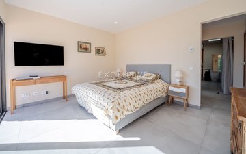Property slide 32