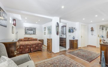 Property slide 32
