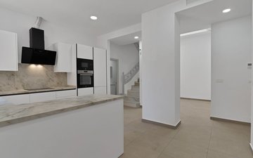 Property slide 32