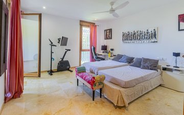 Property slide 32