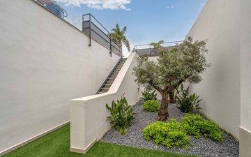 Property slide 32