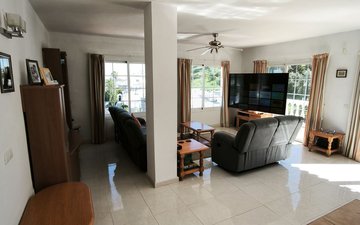 Property slide 32
