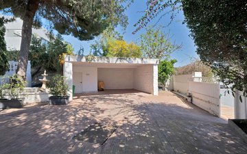 Property slide 32