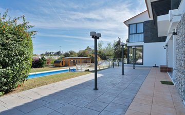 Property slide 80