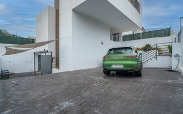 Property slide 32