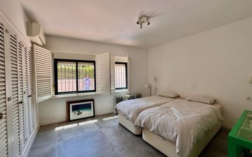 Property slide 32