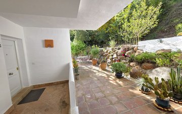 Property slide 32