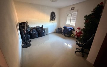 Property slide 32