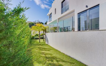 Property slide 32