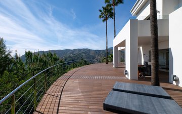 Property slide 32