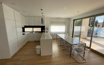 Property slide 32