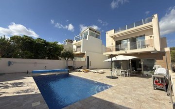 Property slide 32