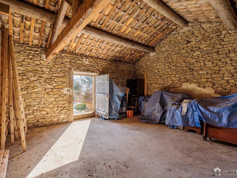Villa for Sale in Gordes, The Luberon / Vaucluse 2
