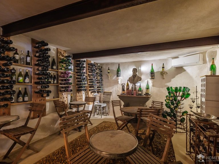Villa for Sale in , Avignon And North Provence 1