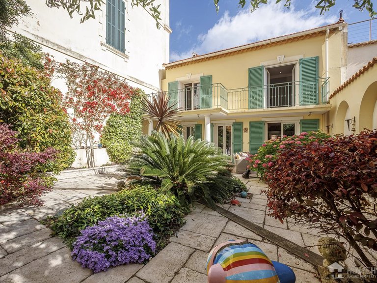Villa for Sale in Cannes, Cannes Area 1