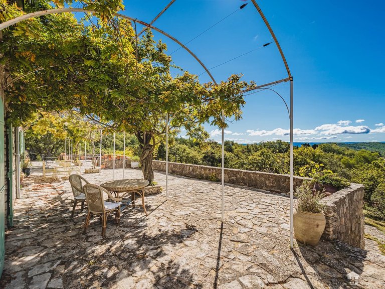 Villa for Sale in Murs, The Luberon / Vaucluse 1