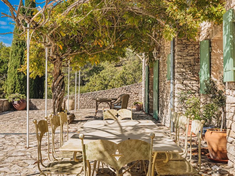 Villa for Sale in Murs, The Luberon / Vaucluse 2