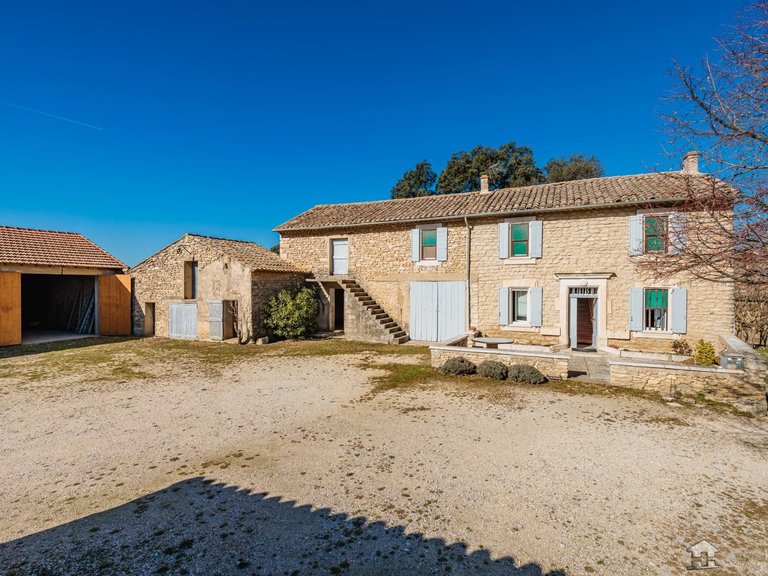 Villa for Sale in Gordes, The Luberon / Vaucluse 5