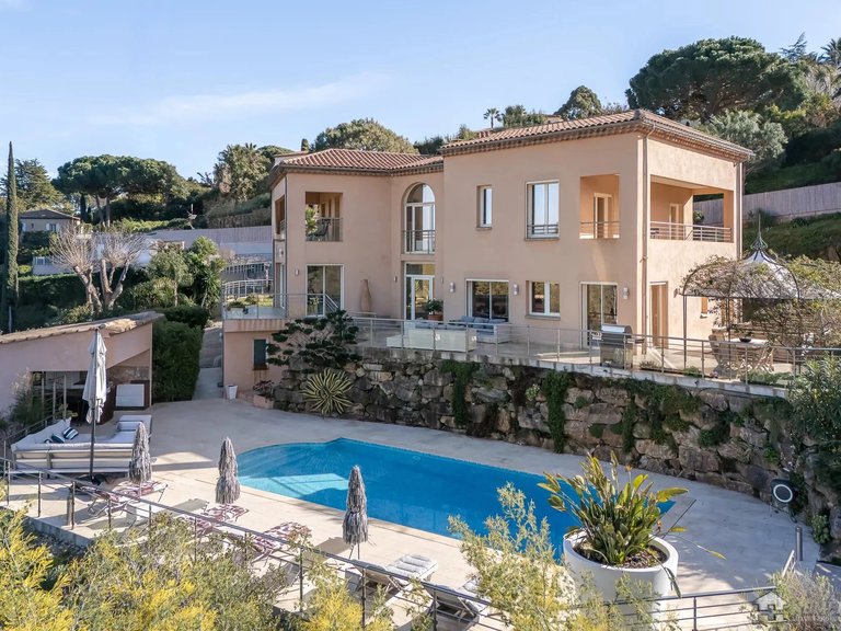 Villa for Sale in Cannes, Cannes Area 1