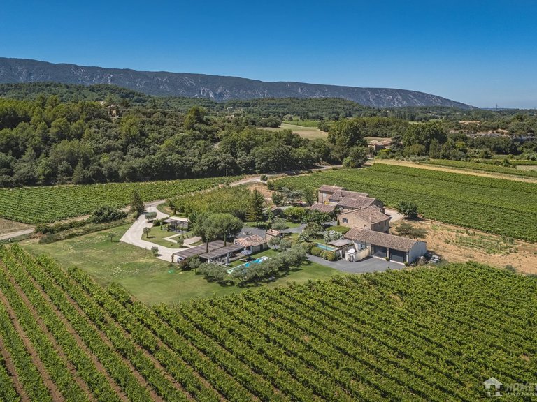 Villa for Sale in Menerbes, The Luberon / Vaucluse 1