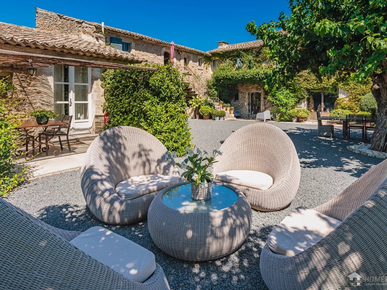 Villa for Sale in Menerbes, The Luberon / Vaucluse 4