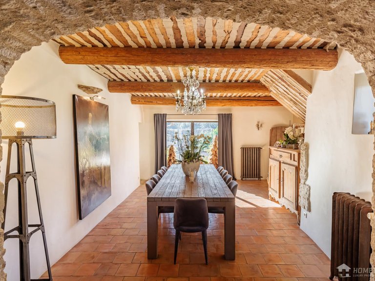 Villa for Sale in Menerbes, The Luberon / Vaucluse 6