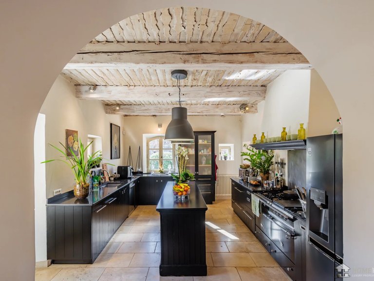 Villa for Sale in Menerbes, The Luberon / Vaucluse 7