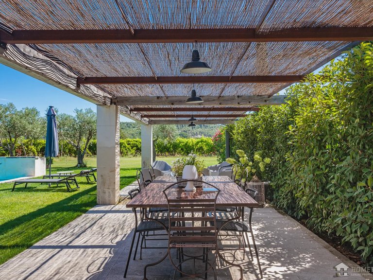 Villa for Sale in Menerbes, The Luberon / Vaucluse 10