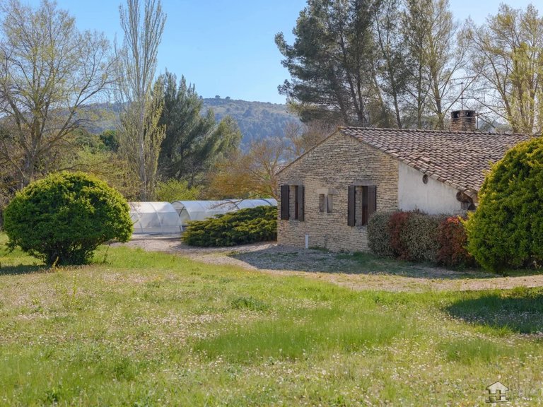 Villa for Sale in Gordes, The Luberon / Vaucluse 1