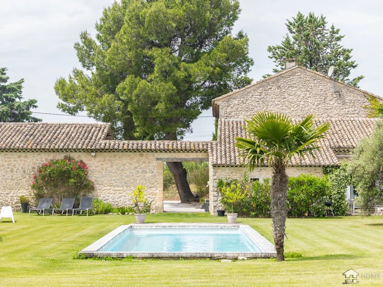 Villa for Sale in Robion, The Luberon / Vaucluse 1