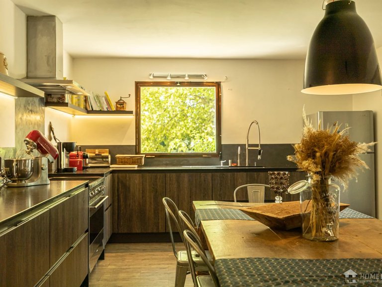 Villa for Sale in Gordes, The Luberon / Vaucluse 2