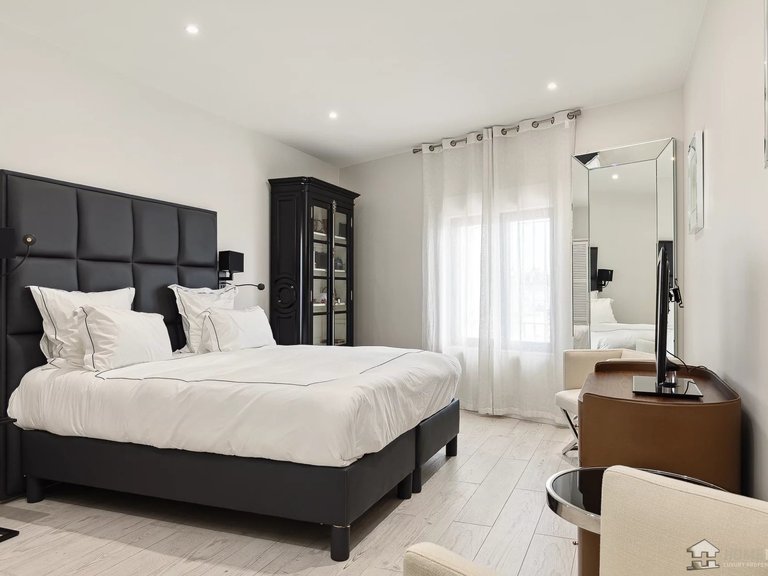 Villa for Sale in Cannes, Cannes Area 8