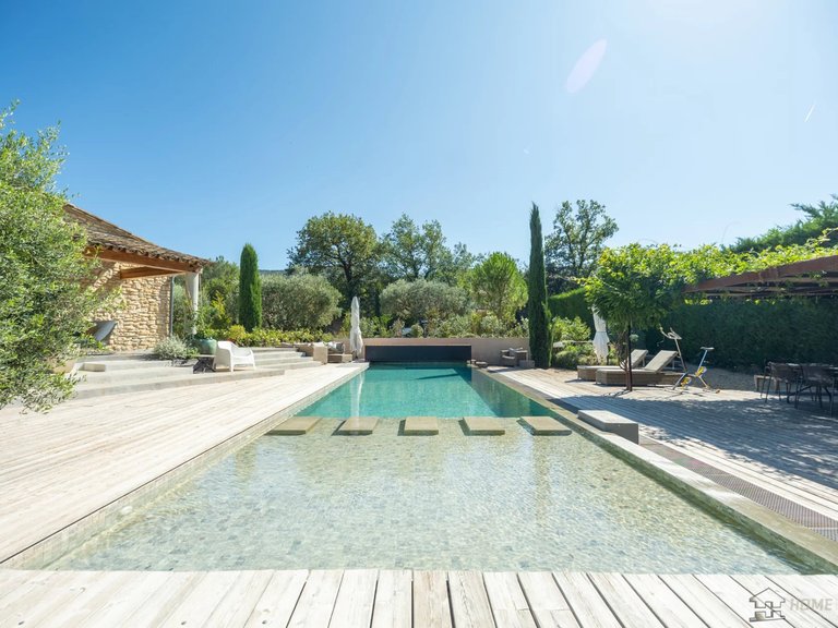 Villa for Sale in Menerbes, The Luberon / Vaucluse 1