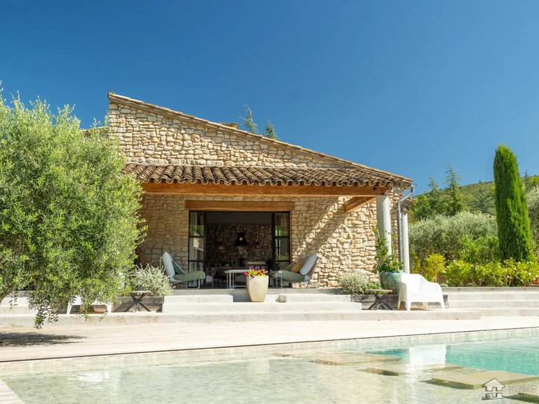 Villa for Sale in Menerbes, The Luberon / Vaucluse 2
