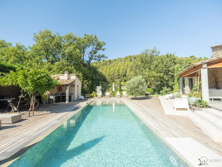Villa for Sale in Menerbes, The Luberon / Vaucluse 3