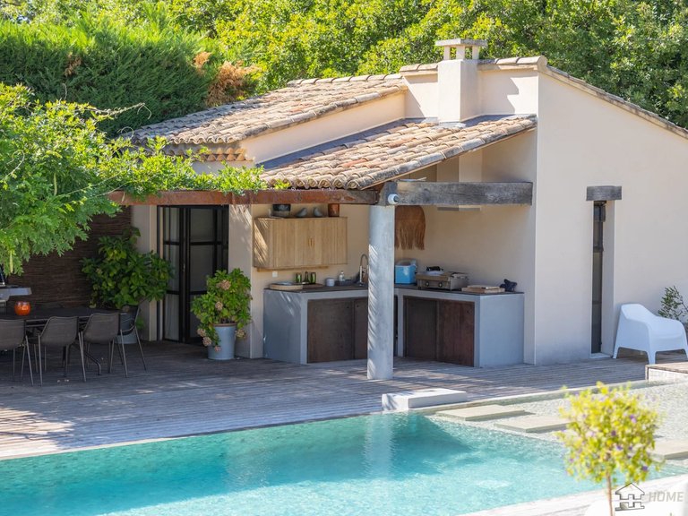 Villa for Sale in Menerbes, The Luberon / Vaucluse 5