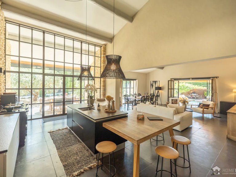 Villa for Sale in Menerbes, The Luberon / Vaucluse 6