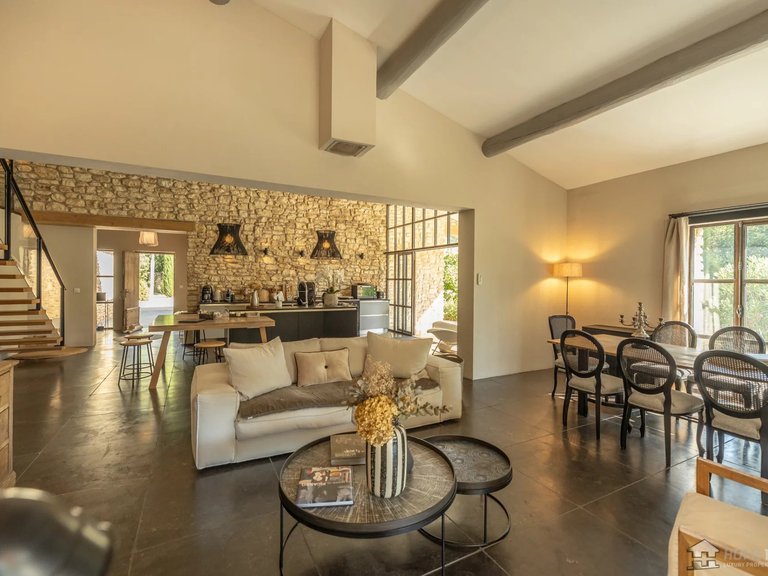 Villa for Sale in Menerbes, The Luberon / Vaucluse 7