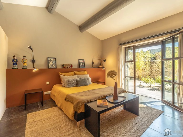 Villa for Sale in Menerbes, The Luberon / Vaucluse 9