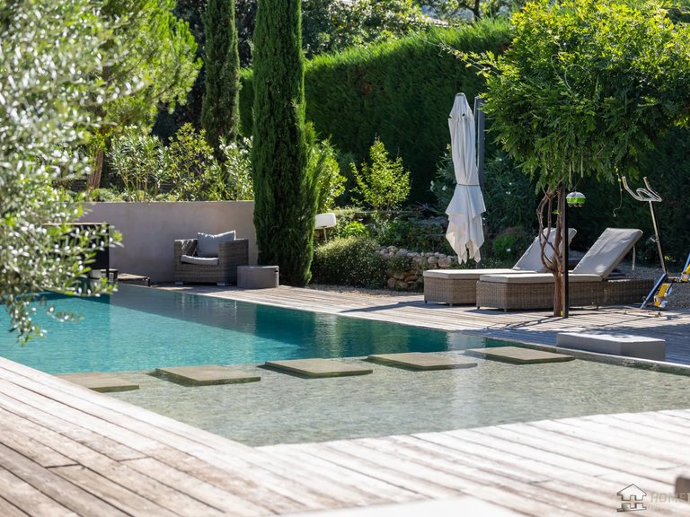 Villa for Sale in Menerbes, The Luberon / Vaucluse 11