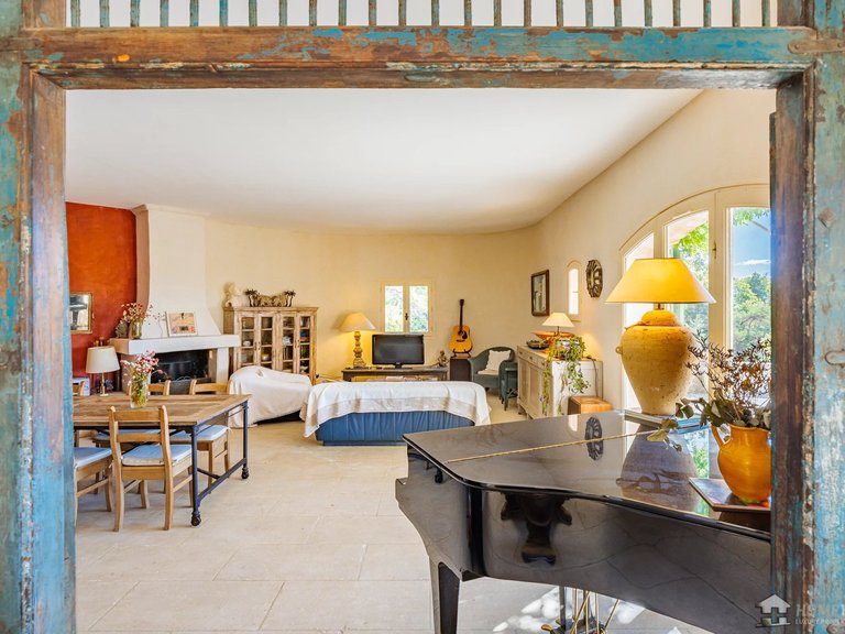 Villa for Sale in Murs, The Luberon / Vaucluse 3