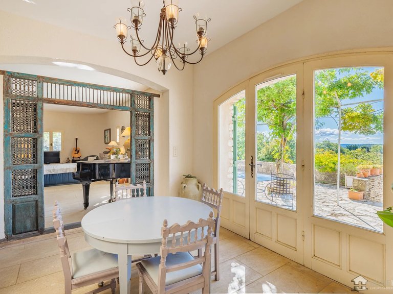 Villa for Sale in Murs, The Luberon / Vaucluse 4