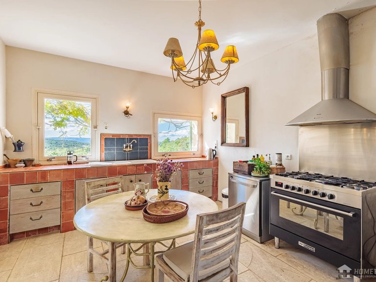 Villa for Sale in Murs, The Luberon / Vaucluse 5