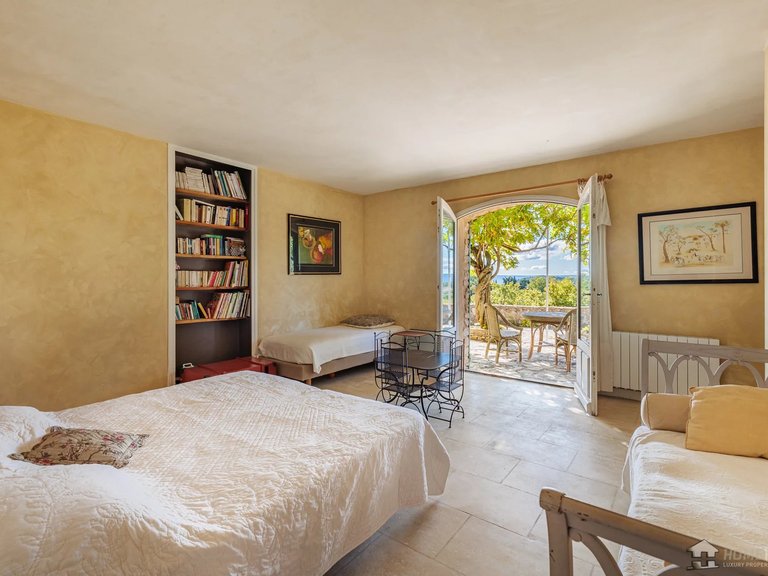 Villa for Sale in Murs, The Luberon / Vaucluse 6